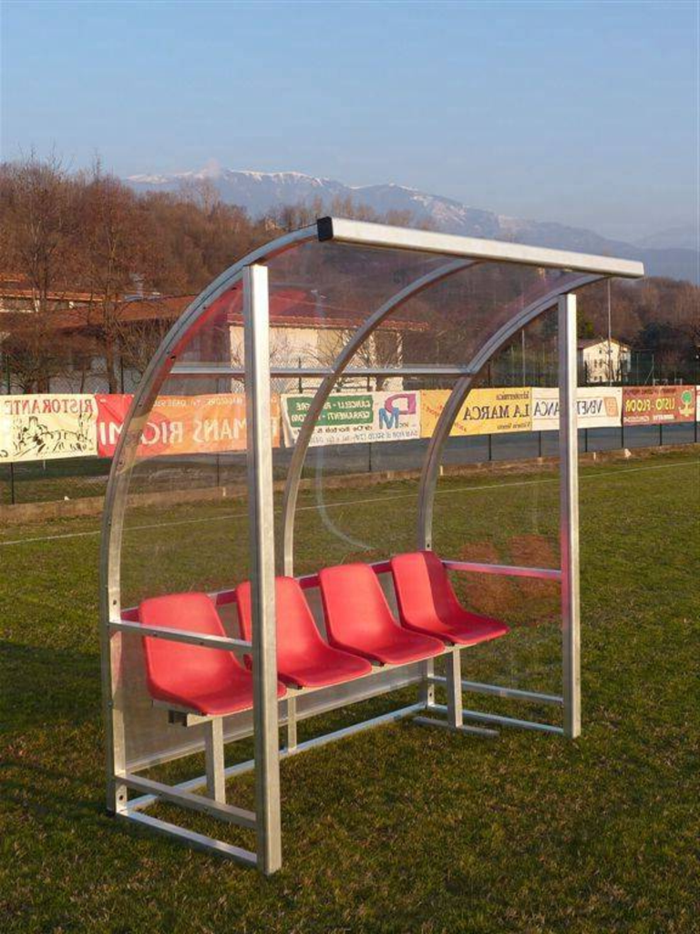 Panchina modello Wembley da 5 metri in alluminio, copertura in policarbonato trasparente 10 posti