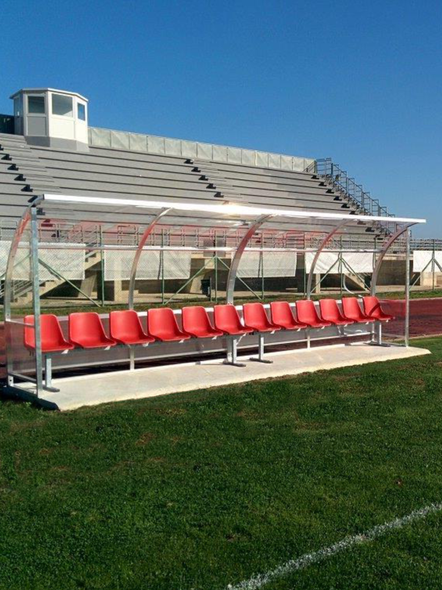 Panchina modello San Siro da 6 metri in alluminio, copertura in policarbonato trasparente 12 posti