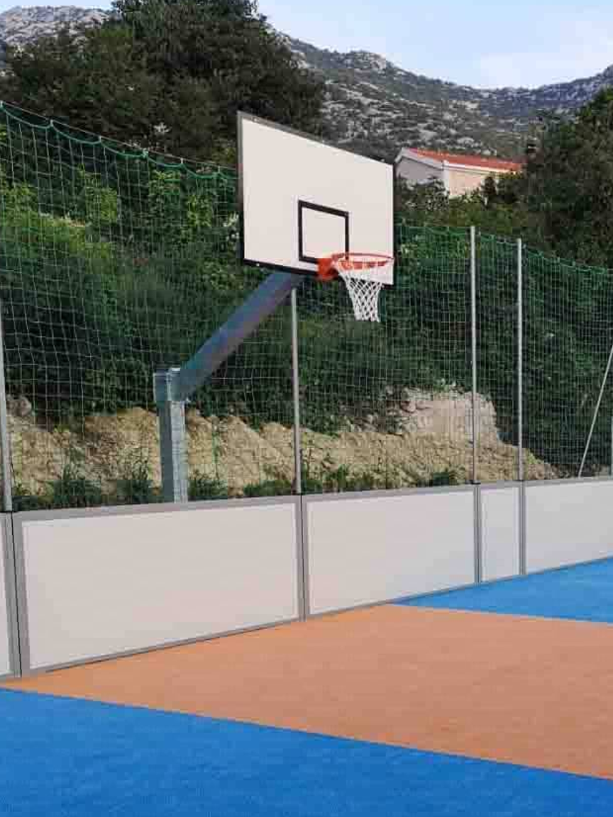 Impianto basket monotubolare con tabelloni resina sbalzo cm 225